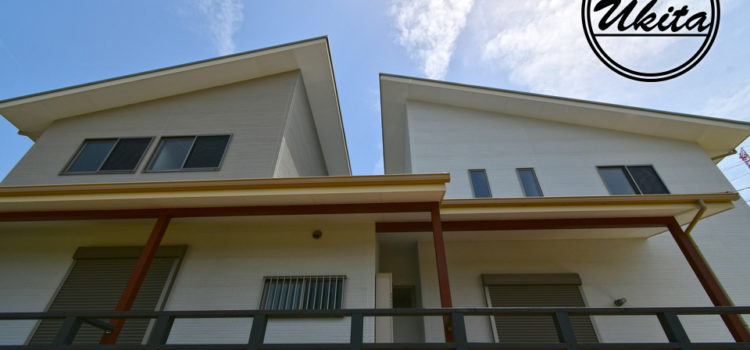 大きなオープンデッキのある2世帯住宅。 大きなオープンデッキのある2世帯住宅。